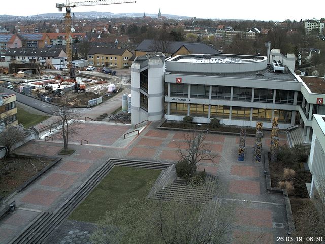 Foto der Webcam: Verwaltungsgebäude, Innenhof mit Audimax, Hörsaal-Gebäude 1