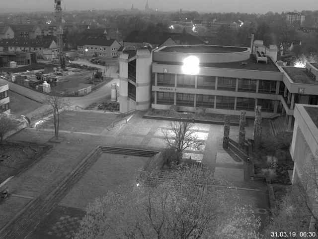 Foto der Webcam: Verwaltungsgebäude, Innenhof mit Audimax, Hörsaal-Gebäude 1