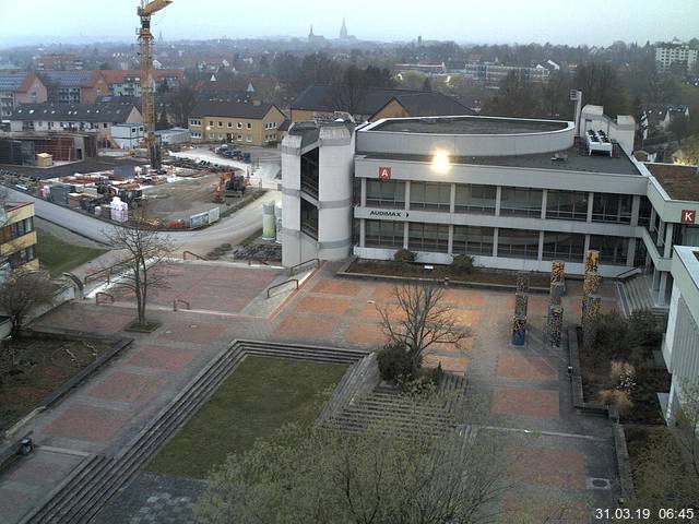 Foto der Webcam: Verwaltungsgebäude, Innenhof mit Audimax, Hörsaal-Gebäude 1