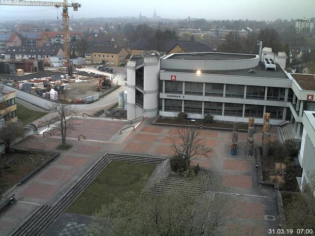 Foto der Webcam: Verwaltungsgebäude, Innenhof mit Audimax, Hörsaal-Gebäude 1