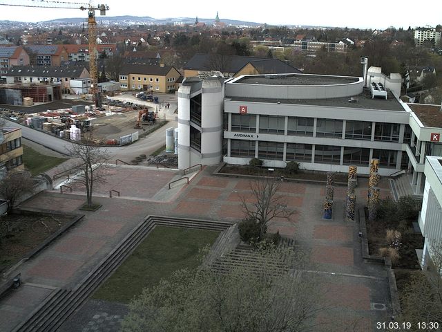 Foto der Webcam: Verwaltungsgebäude, Innenhof mit Audimax, Hörsaal-Gebäude 1