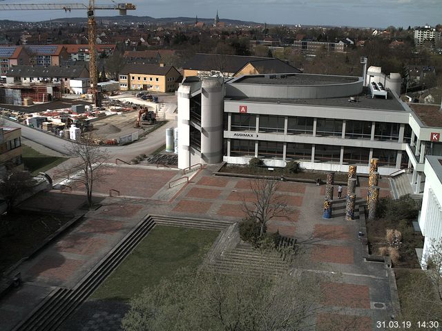 Foto der Webcam: Verwaltungsgebäude, Innenhof mit Audimax, Hörsaal-Gebäude 1