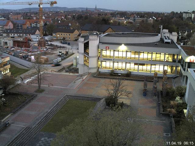 Foto der Webcam: Verwaltungsgebäude, Innenhof mit Audimax, Hörsaal-Gebäude 1