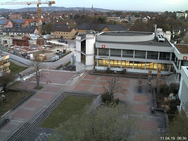 Foto der Webcam: Verwaltungsgebäude, Innenhof mit Audimax, Hörsaal-Gebäude 1