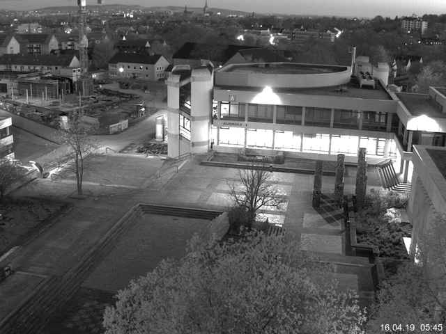 Foto der Webcam: Verwaltungsgebäude, Innenhof mit Audimax, Hörsaal-Gebäude 1