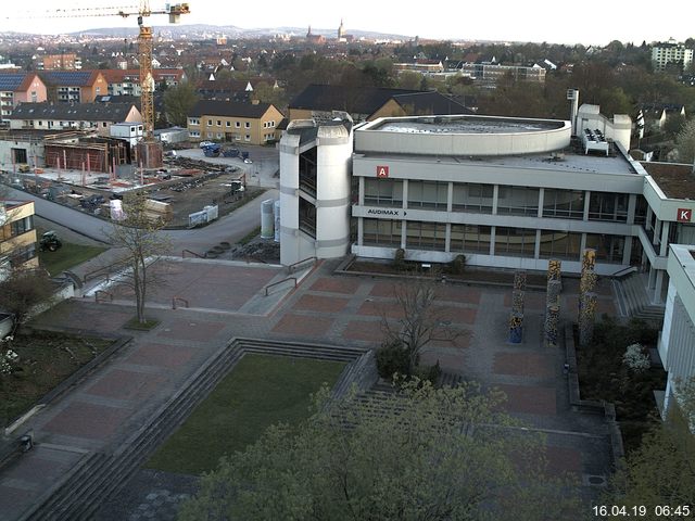 Foto der Webcam: Verwaltungsgebäude, Innenhof mit Audimax, Hörsaal-Gebäude 1