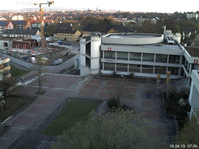 Foto der Webcam: Verwaltungsgebäude, Innenhof mit Audimax, Hörsaal-Gebäude 1