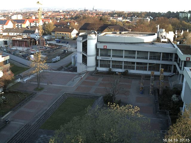 Foto der Webcam: Verwaltungsgebäude, Innenhof mit Audimax, Hörsaal-Gebäude 1