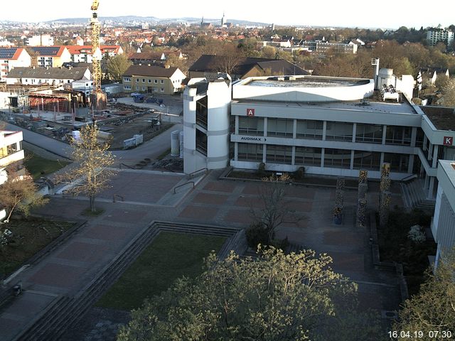 Foto der Webcam: Verwaltungsgebäude, Innenhof mit Audimax, Hörsaal-Gebäude 1