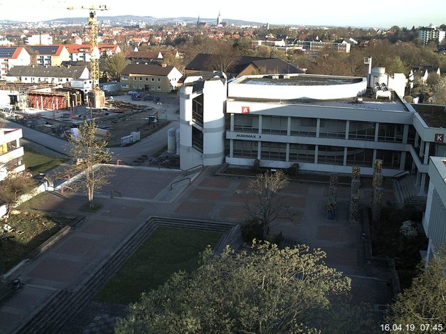 Foto der Webcam: Verwaltungsgebäude, Innenhof mit Audimax, Hörsaal-Gebäude 1