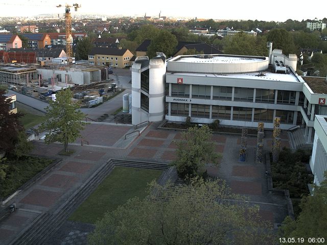 Foto der Webcam: Verwaltungsgebäude, Innenhof mit Audimax, Hörsaal-Gebäude 1