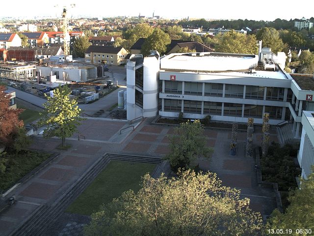 Foto der Webcam: Verwaltungsgebäude, Innenhof mit Audimax, Hörsaal-Gebäude 1