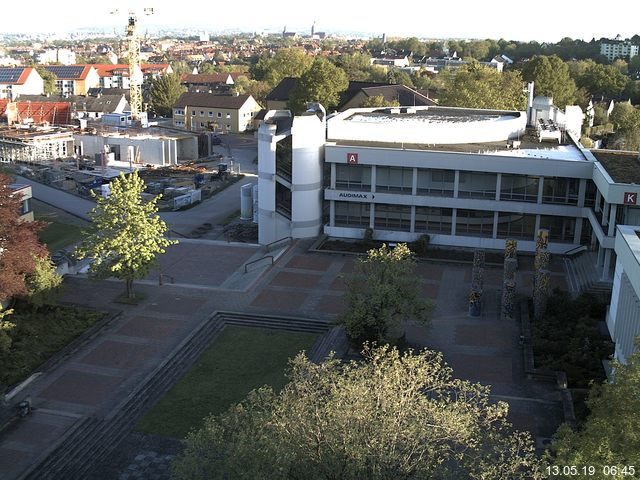 Foto der Webcam: Verwaltungsgebäude, Innenhof mit Audimax, Hörsaal-Gebäude 1