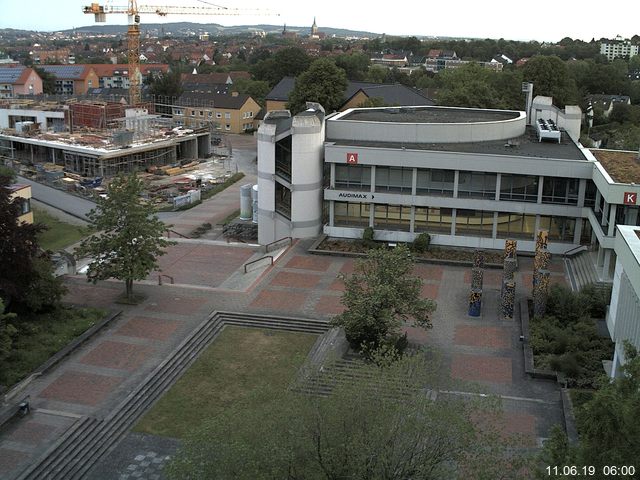 Foto der Webcam: Verwaltungsgebäude, Innenhof mit Audimax, Hörsaal-Gebäude 1