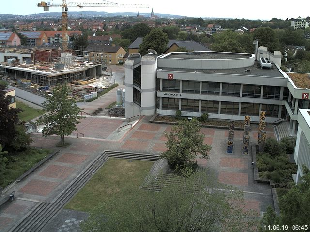 Foto der Webcam: Verwaltungsgebäude, Innenhof mit Audimax, Hörsaal-Gebäude 1