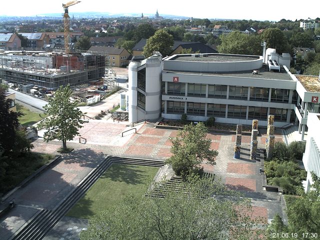 Foto der Webcam: Verwaltungsgebäude, Innenhof mit Audimax, Hörsaal-Gebäude 1