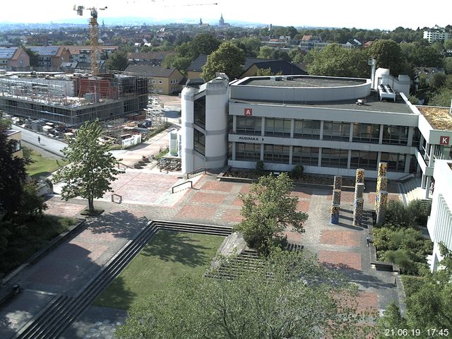 Foto der Webcam: Verwaltungsgebäude, Innenhof mit Audimax, Hörsaal-Gebäude 1