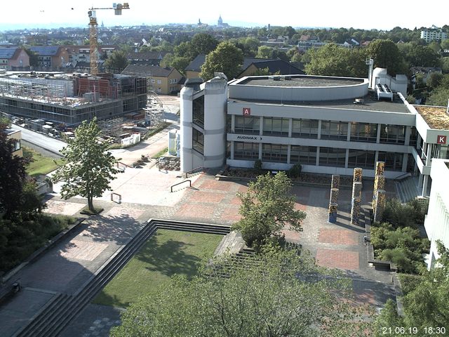 Foto der Webcam: Verwaltungsgebäude, Innenhof mit Audimax, Hörsaal-Gebäude 1