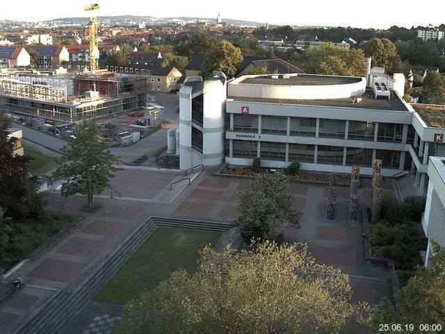 Foto der Webcam: Verwaltungsgebäude, Innenhof mit Audimax, Hörsaal-Gebäude 1