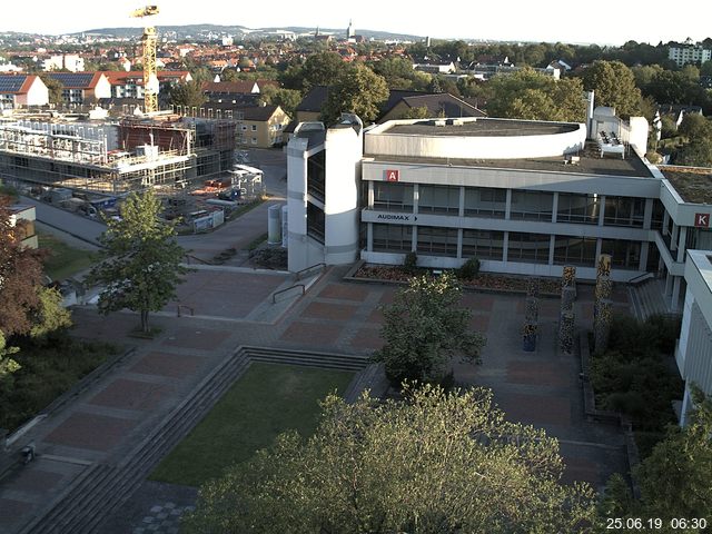 Foto der Webcam: Verwaltungsgebäude, Innenhof mit Audimax, Hörsaal-Gebäude 1