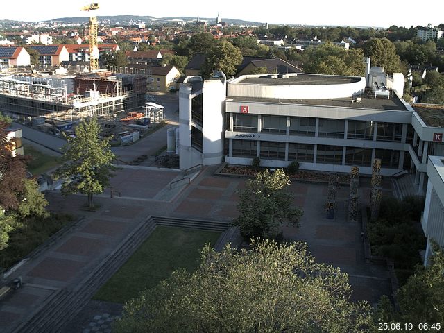 Foto der Webcam: Verwaltungsgebäude, Innenhof mit Audimax, Hörsaal-Gebäude 1