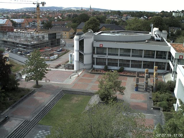 Foto der Webcam: Verwaltungsgebäude, Innenhof mit Audimax, Hörsaal-Gebäude 1