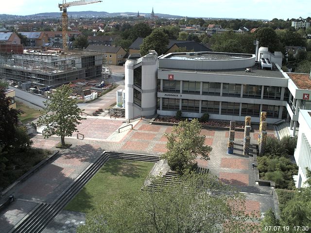 Foto der Webcam: Verwaltungsgebäude, Innenhof mit Audimax, Hörsaal-Gebäude 1