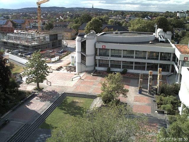 Foto der Webcam: Verwaltungsgebäude, Innenhof mit Audimax, Hörsaal-Gebäude 1