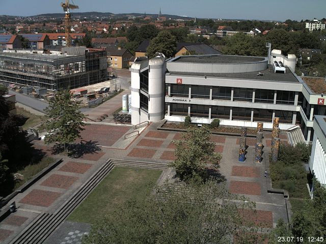 Foto der Webcam: Verwaltungsgebäude, Innenhof mit Audimax, Hörsaal-Gebäude 1