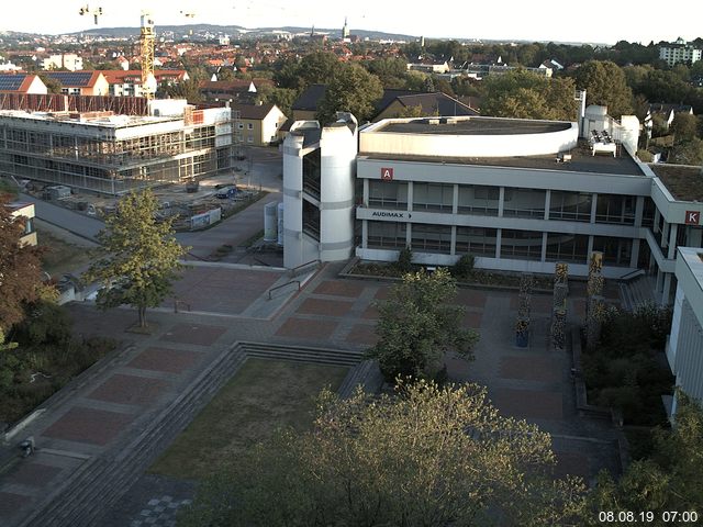 Foto der Webcam: Verwaltungsgebäude, Innenhof mit Audimax, Hörsaal-Gebäude 1