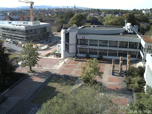 Foto der Webcam: Verwaltungsgebäude, Innenhof mit Audimax, Hörsaal-Gebäude 1