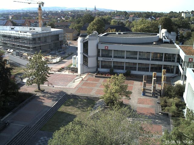 Foto der Webcam: Verwaltungsgebäude, Innenhof mit Audimax, Hörsaal-Gebäude 1