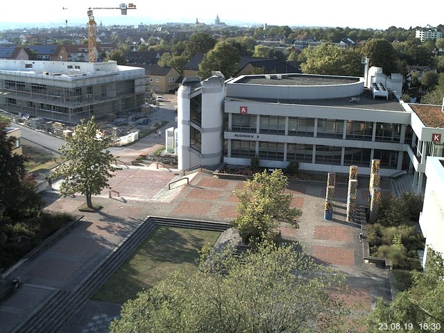 Foto der Webcam: Verwaltungsgebäude, Innenhof mit Audimax, Hörsaal-Gebäude 1