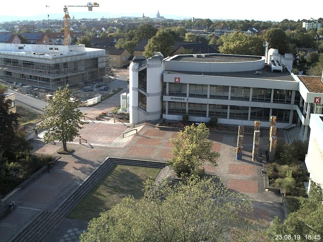 Foto der Webcam: Verwaltungsgebäude, Innenhof mit Audimax, Hörsaal-Gebäude 1