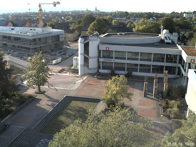 Foto der Webcam: Verwaltungsgebäude, Innenhof mit Audimax, Hörsaal-Gebäude 1