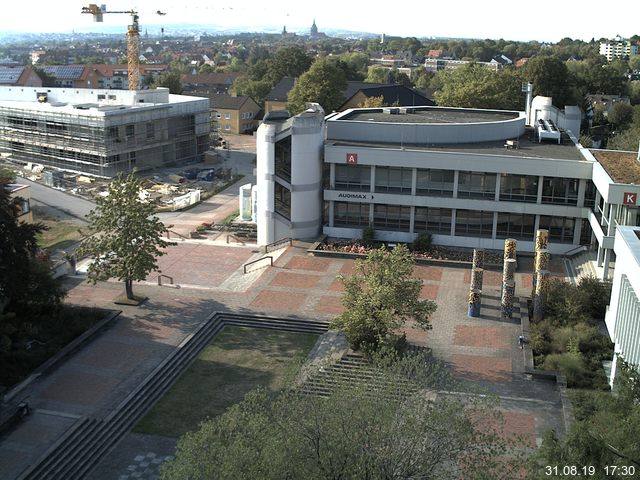 Foto der Webcam: Verwaltungsgebäude, Innenhof mit Audimax, Hörsaal-Gebäude 1