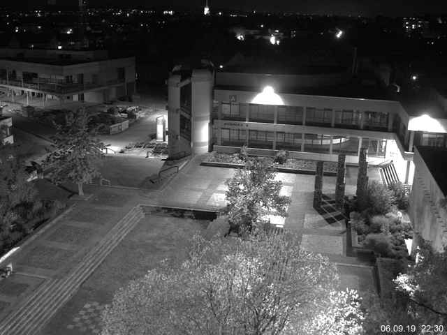 Foto der Webcam: Verwaltungsgebäude, Innenhof mit Audimax, Hörsaal-Gebäude 1