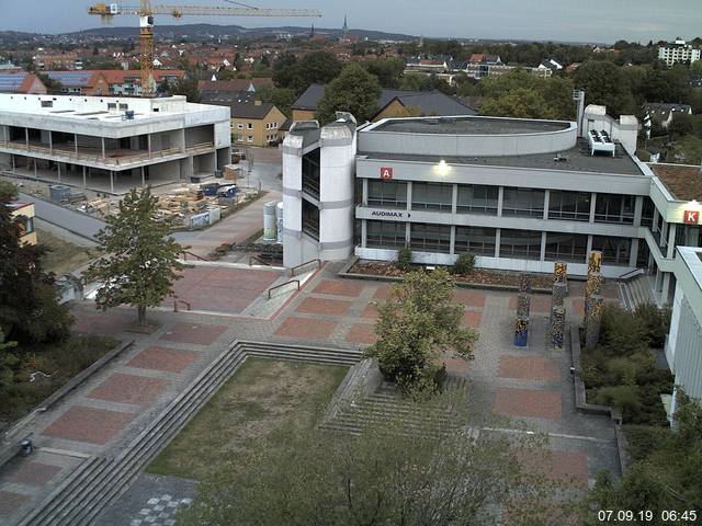 Foto der Webcam: Verwaltungsgebäude, Innenhof mit Audimax, Hörsaal-Gebäude 1