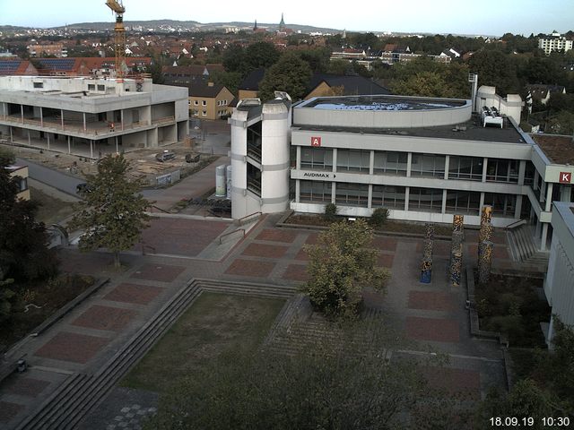 Foto der Webcam: Verwaltungsgebäude, Innenhof mit Audimax, Hörsaal-Gebäude 1