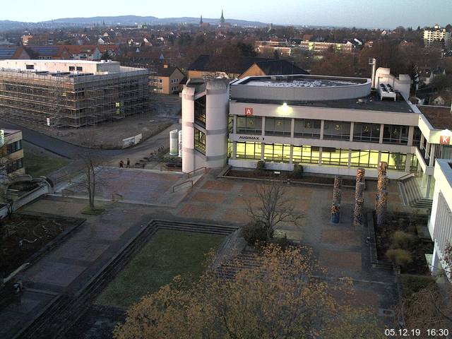 Foto der Webcam: Verwaltungsgebäude, Innenhof mit Audimax, Hörsaal-Gebäude 1