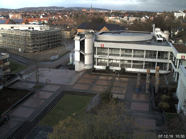 Foto der Webcam: Verwaltungsgebäude, Innenhof mit Audimax, Hörsaal-Gebäude 1