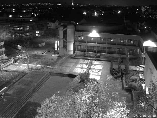 Foto der Webcam: Verwaltungsgebäude, Innenhof mit Audimax, Hörsaal-Gebäude 1