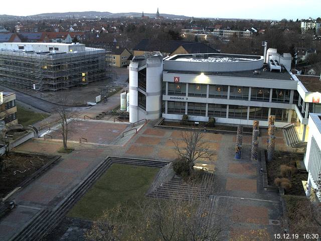 Foto der Webcam: Verwaltungsgebäude, Innenhof mit Audimax, Hörsaal-Gebäude 1