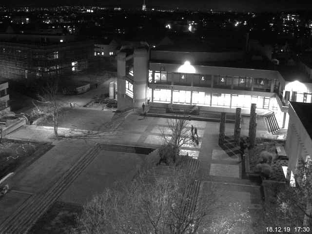 Foto der Webcam: Verwaltungsgebäude, Innenhof mit Audimax, Hörsaal-Gebäude 1