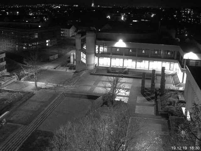 Foto der Webcam: Verwaltungsgebäude, Innenhof mit Audimax, Hörsaal-Gebäude 1