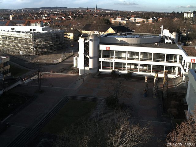 Foto der Webcam: Verwaltungsgebäude, Innenhof mit Audimax, Hörsaal-Gebäude 1