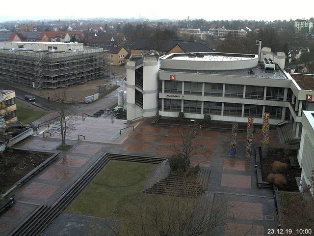 Foto der Webcam: Verwaltungsgebäude, Innenhof mit Audimax, Hörsaal-Gebäude 1