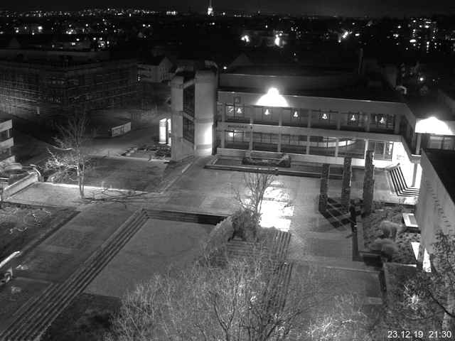 Foto der Webcam: Verwaltungsgebäude, Innenhof mit Audimax, Hörsaal-Gebäude 1