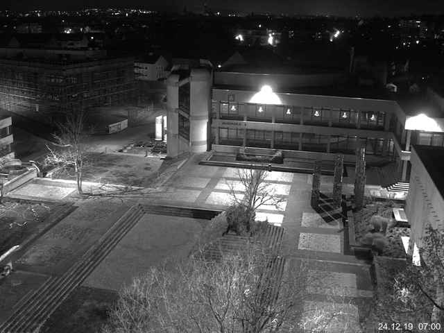 Foto der Webcam: Verwaltungsgebäude, Innenhof mit Audimax, Hörsaal-Gebäude 1