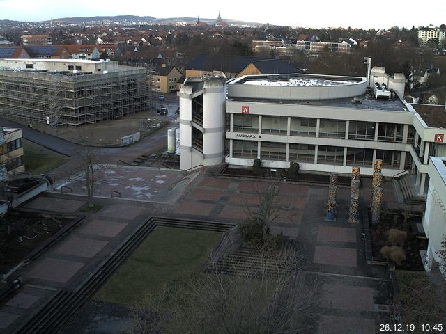 Foto der Webcam: Verwaltungsgebäude, Innenhof mit Audimax, Hörsaal-Gebäude 1